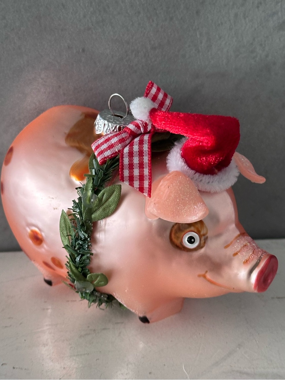 LARGE GLAS PIG CHRISTMAS ORNAMENT SANTA HAT